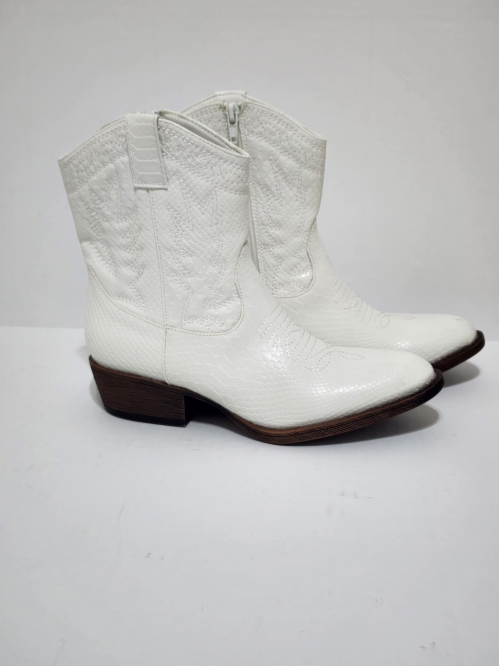Coconuts by Matisse White Croc-Embossed Western Ankle Booties Size 7